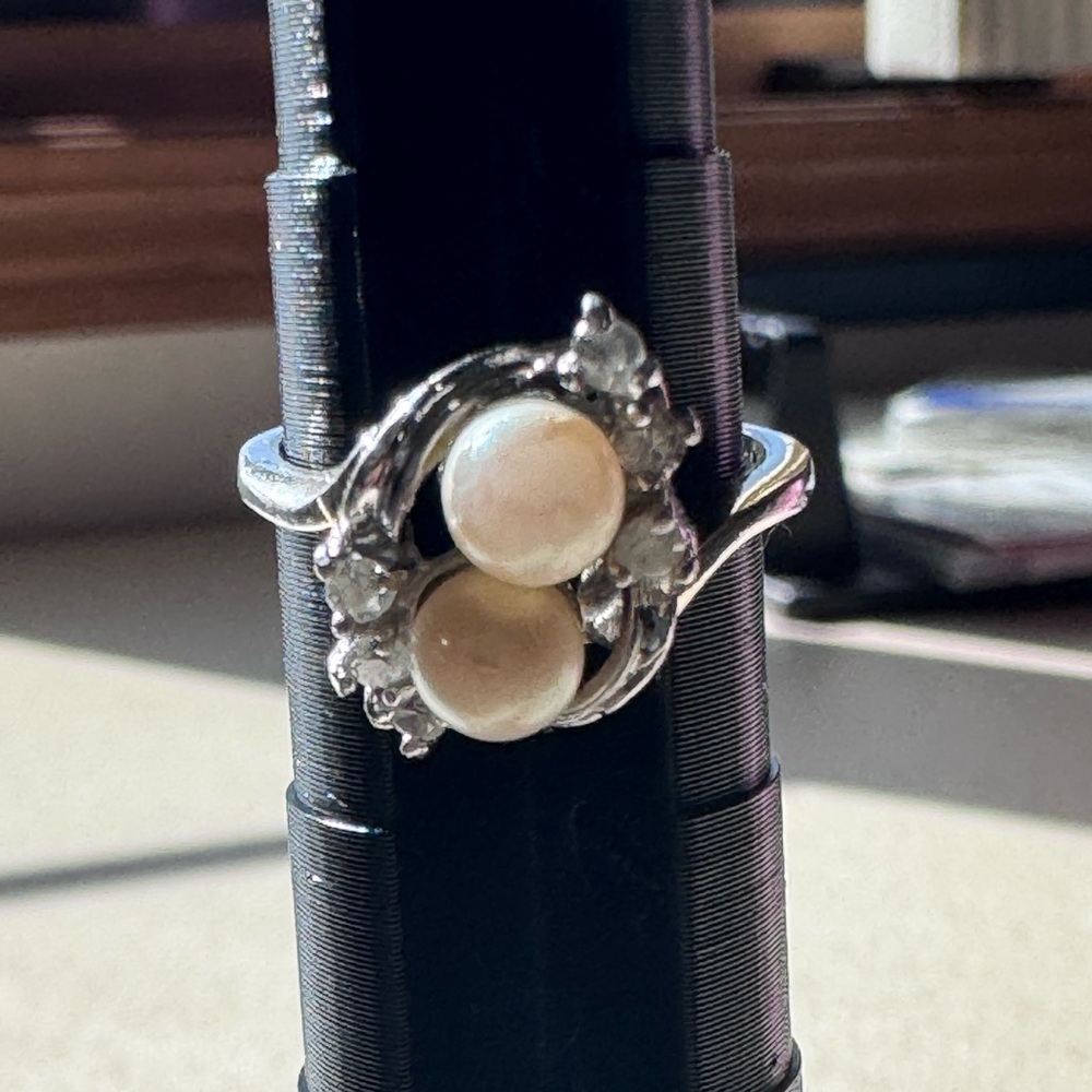 Women’s ring with “pearl and cz” 14k